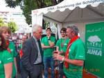 MP Kretschmann am JUNA-Stand mit BUND-Vertreter